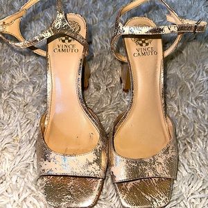 VINCE CAMUTO Womens Golden Natural Dusty Metallic Suede |Leather Sandals | 9.5M
